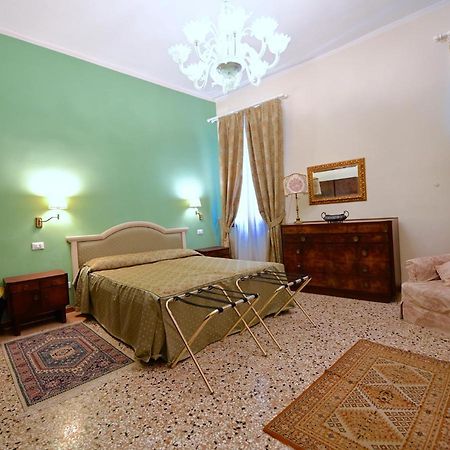 Chandeliers Apartment Venesia Bagian luar foto