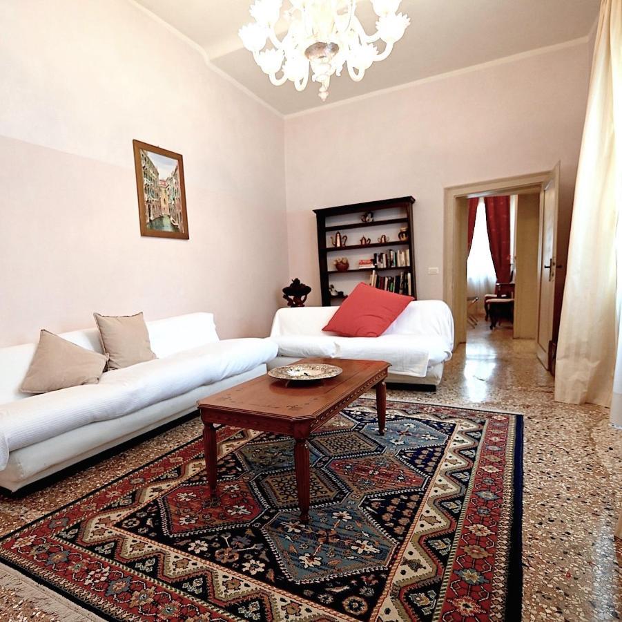 Chandeliers Apartment Venesia Bagian luar foto