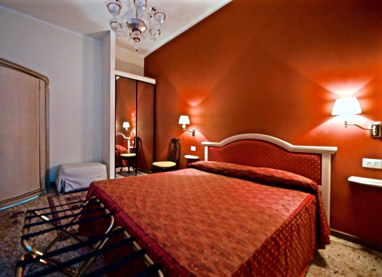 Chandeliers Apartment Venesia Bagian luar foto