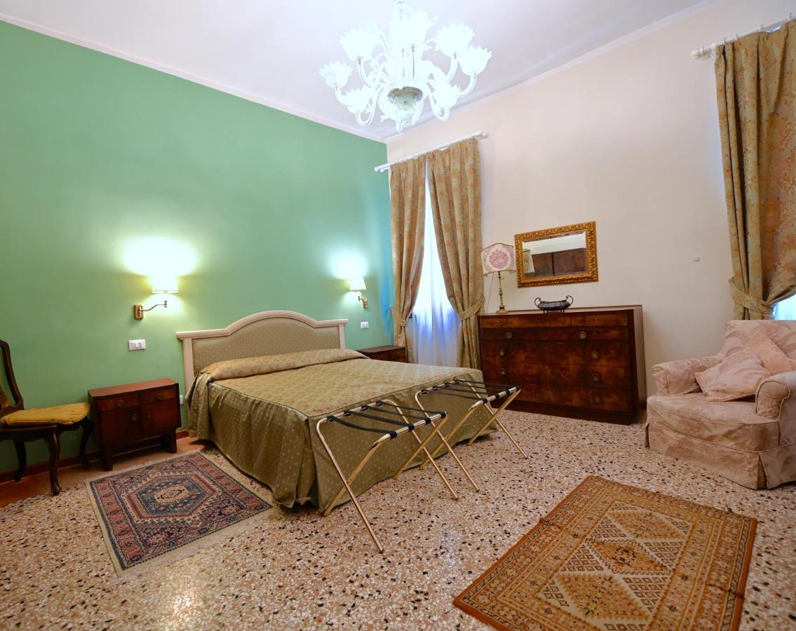 Chandeliers Apartment Venesia Bagian luar foto