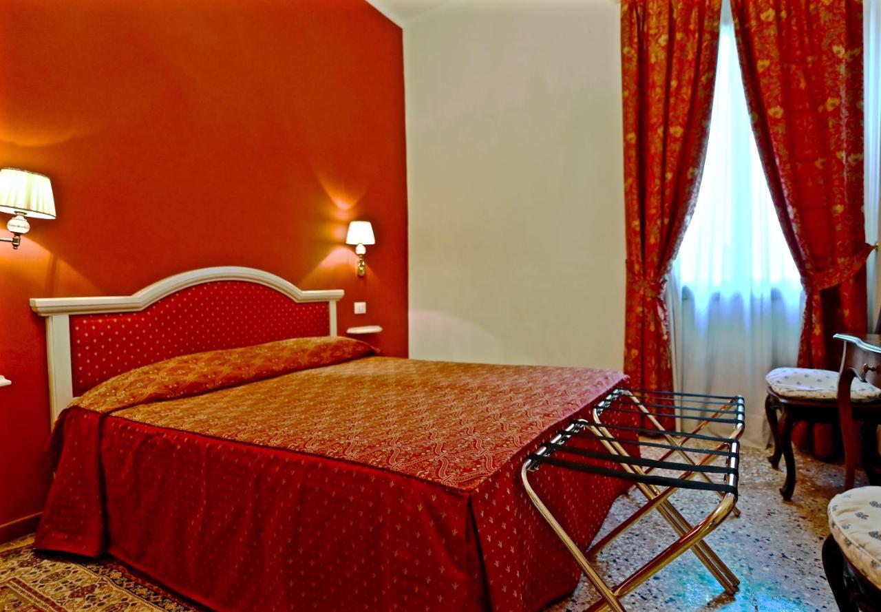 Chandeliers Apartment Venesia Bagian luar foto