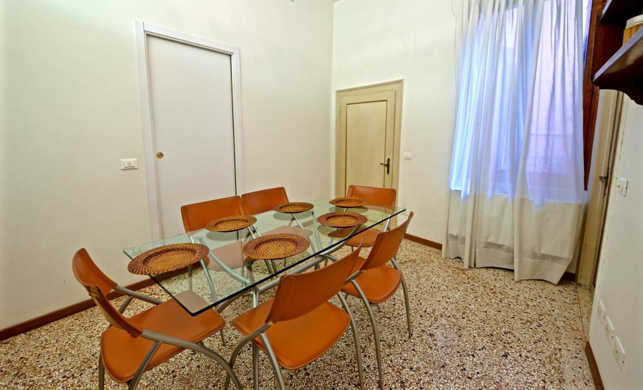 Chandeliers Apartment Venesia Bagian luar foto