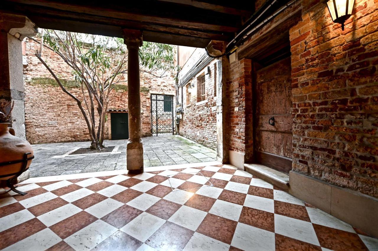 Chandeliers Apartment Venesia Bagian luar foto